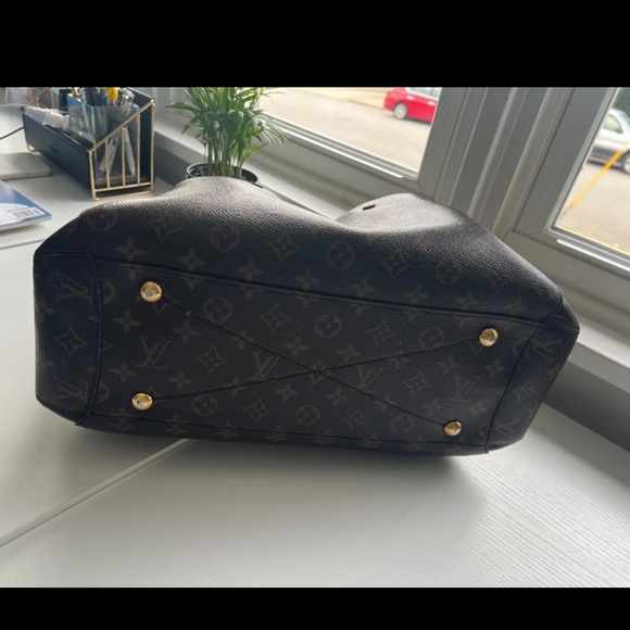 Louis Vuitton Montaigne Top Handle Bag MM Brown
Canvas. Pre owned. - Picture 4 of 11